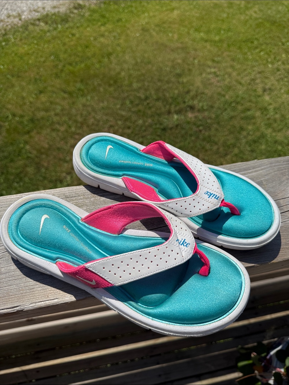 VINTAGE Y2K NIKE FLIP FLOPS